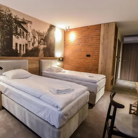 Strzelnica I Restauracja 호텔 3*